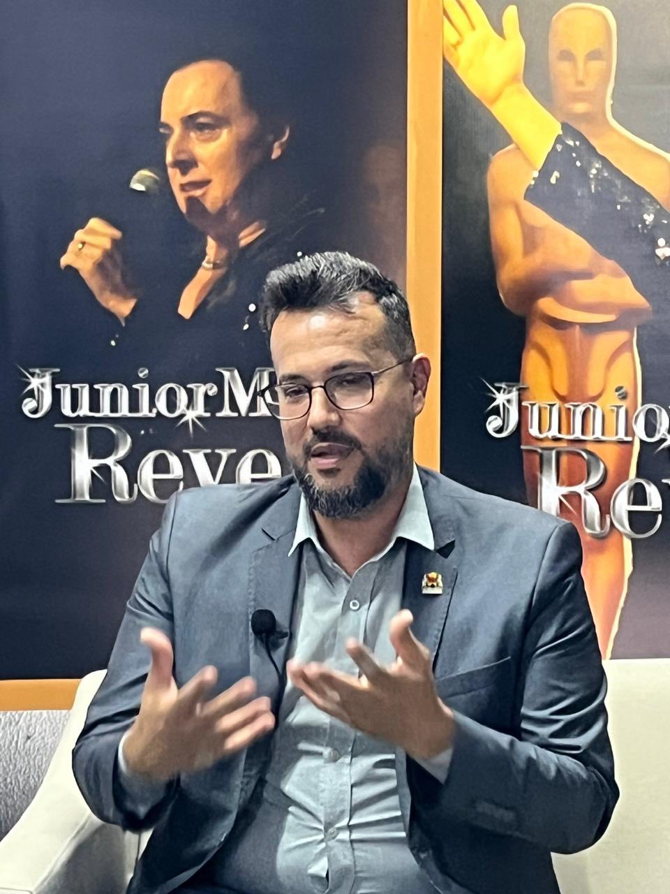 Pode ser uma imagem de 3 pessoas e texto que diz "JuniorM Reve j Junio Re"